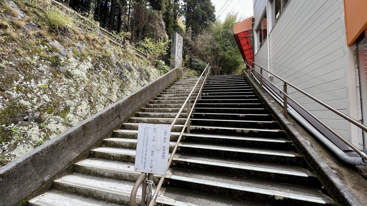 บันไดหินของถนนสายใหม่ที่ไล่ระดับสูงขึ้นพร้อมอาคารด้านขวา