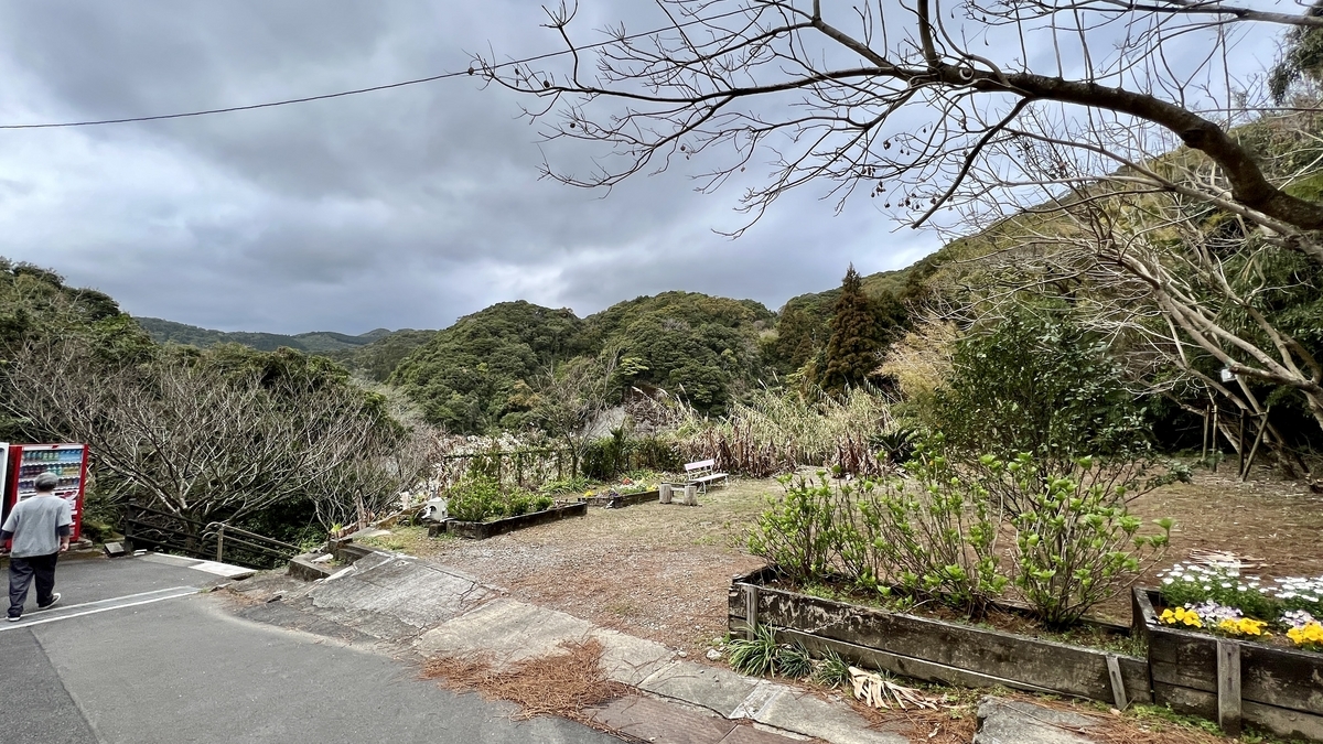 ลานพักกว้างพร้อมต้นไม้และสวนเล็ก ๆ เมื่อขึ้นบันไดมาถึงด้านบน