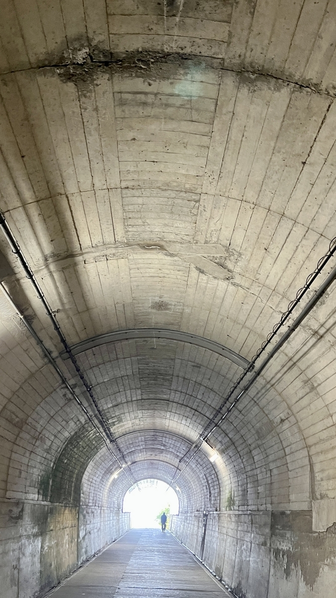 ภายในอุโมงค์อุโดะซากิที่มองเห็นแสงสว่างจากทางออกและเพดานโค้ง