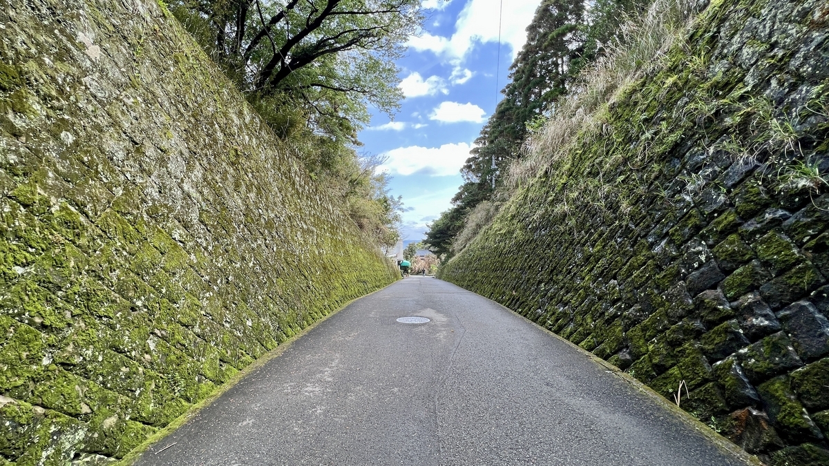 ถนนตัดผ่านภูเขาระหว่างกำแพงหินสูงหลังออกจากอุโมงค์