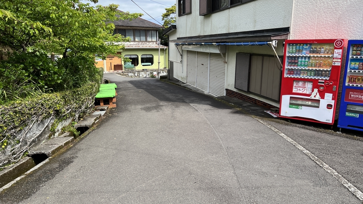 ถนนโค้งในทางตัดภูเขาพร้อมกำแพงหินทั้งสองข้าง