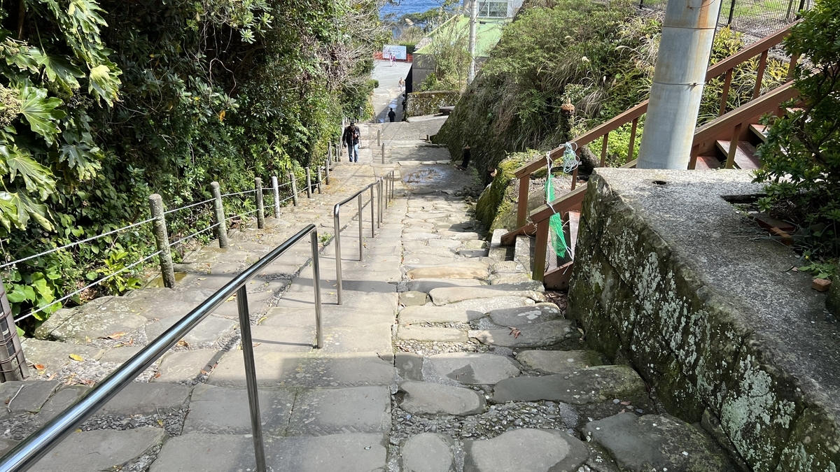 บันไดหินชันของเนินฮัตจโชซะกะที่ทอดลงไปทางทะเล