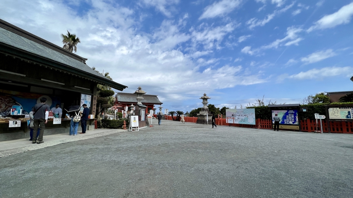 鹈戸神宫参道入口附近的广场和天空景色