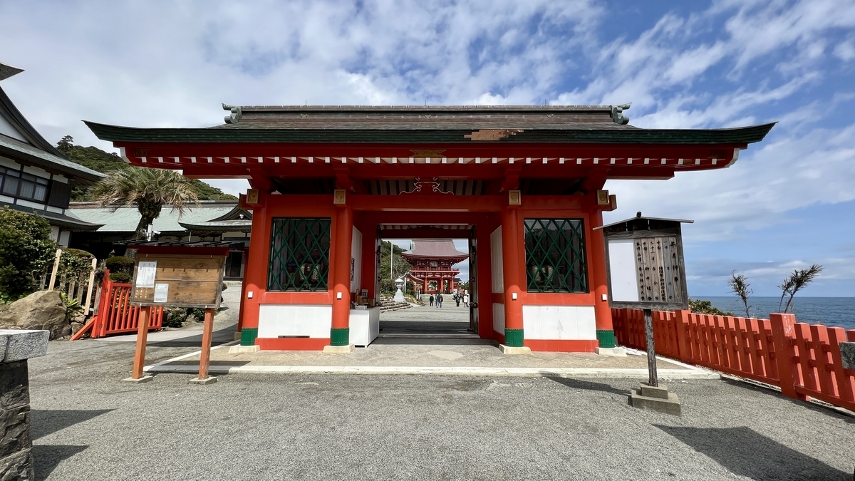 朱红色鸟居和建筑并排的鹈戸神宫参道入口