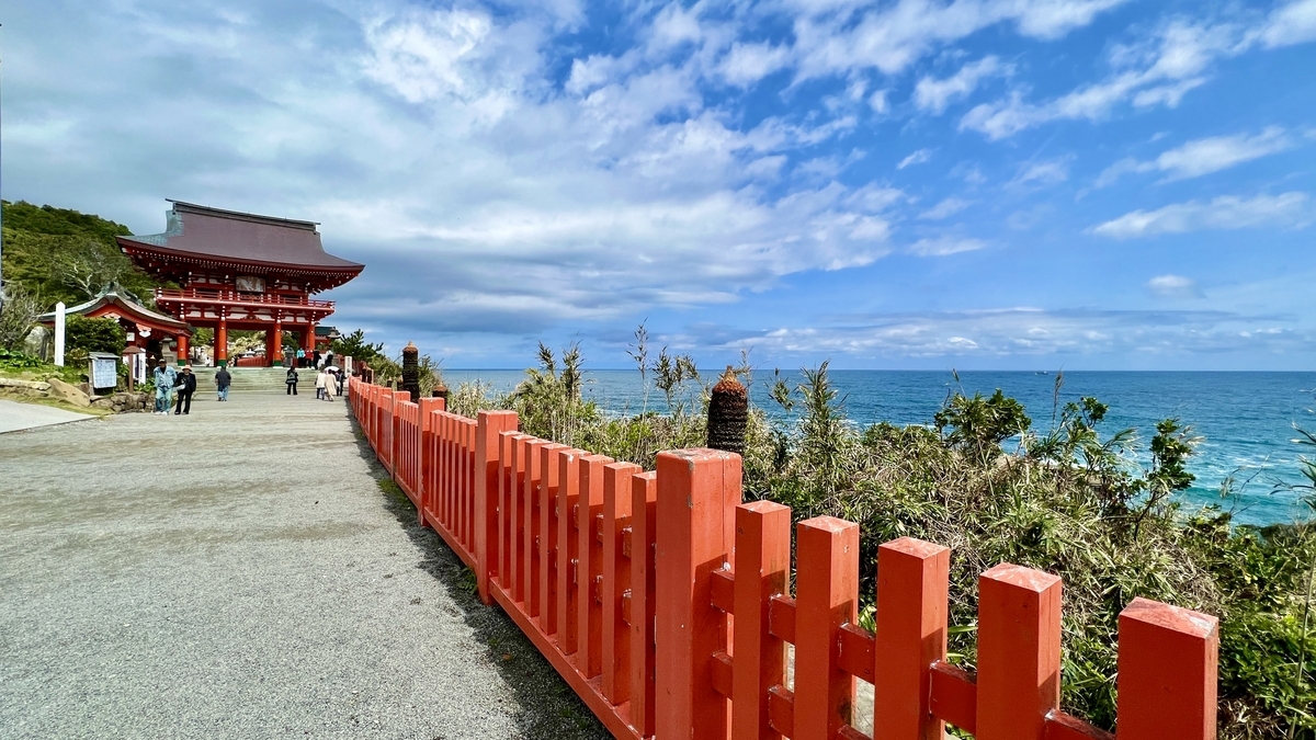 朱红色栅栏后面太平洋展开的参道景色