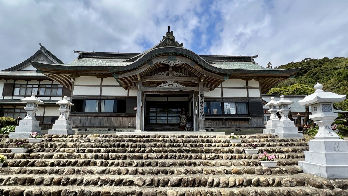 鹈戸神宫社务所和石阶展开的境内景色