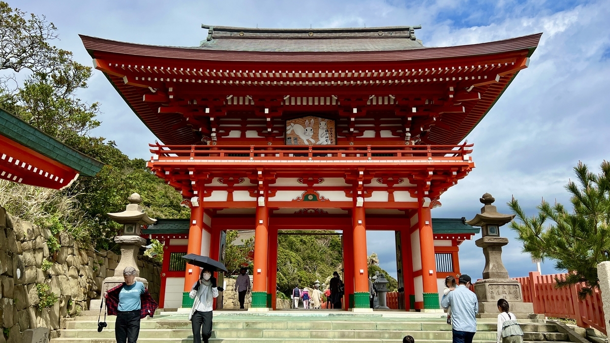 以大海和天空为背景的鹈戸神宫朱红色楼门全景