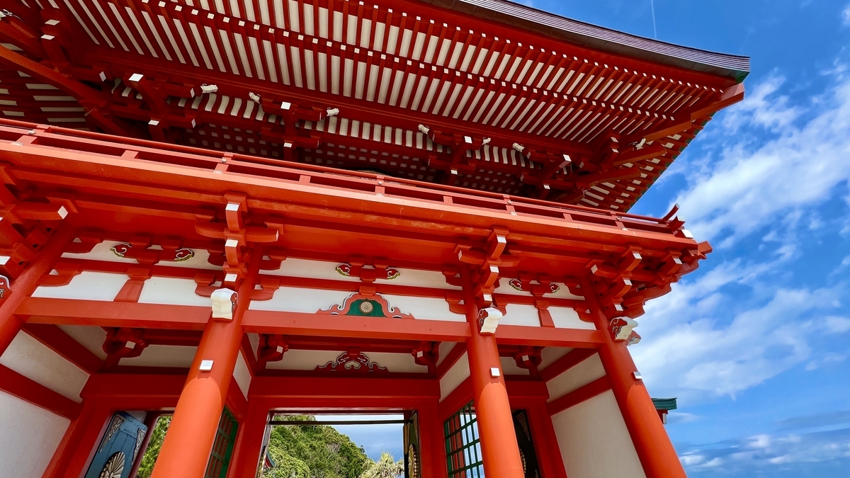 楼门朱红色柱子和装饰的近景