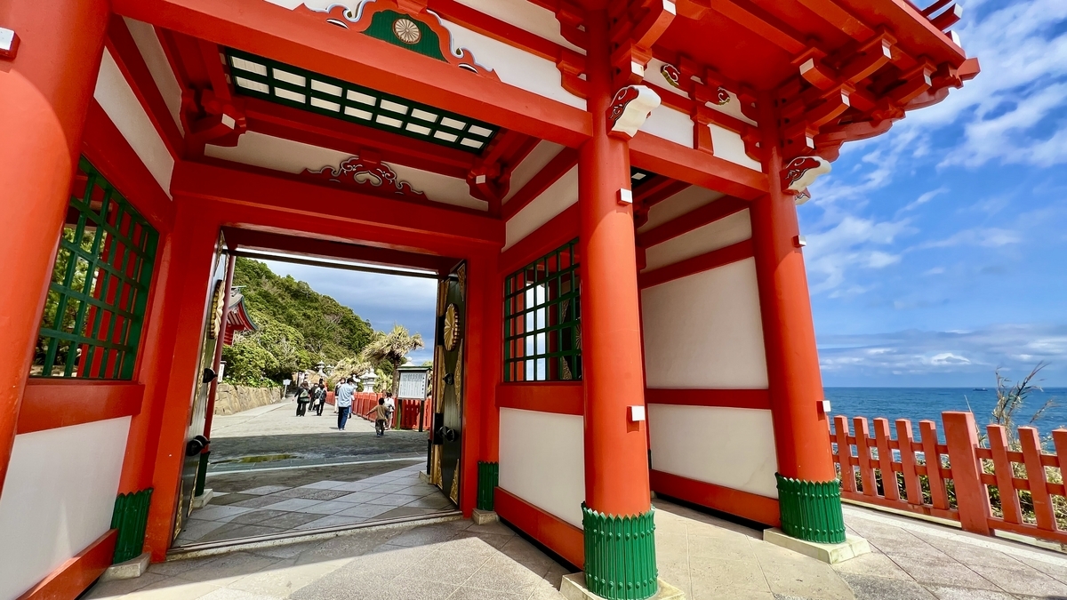 通往参道的朱红色门和大海的开阔视野