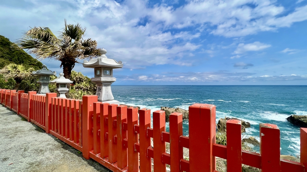 南国树木和朱红色栅栏环绕的鹈戸神宫参道风景