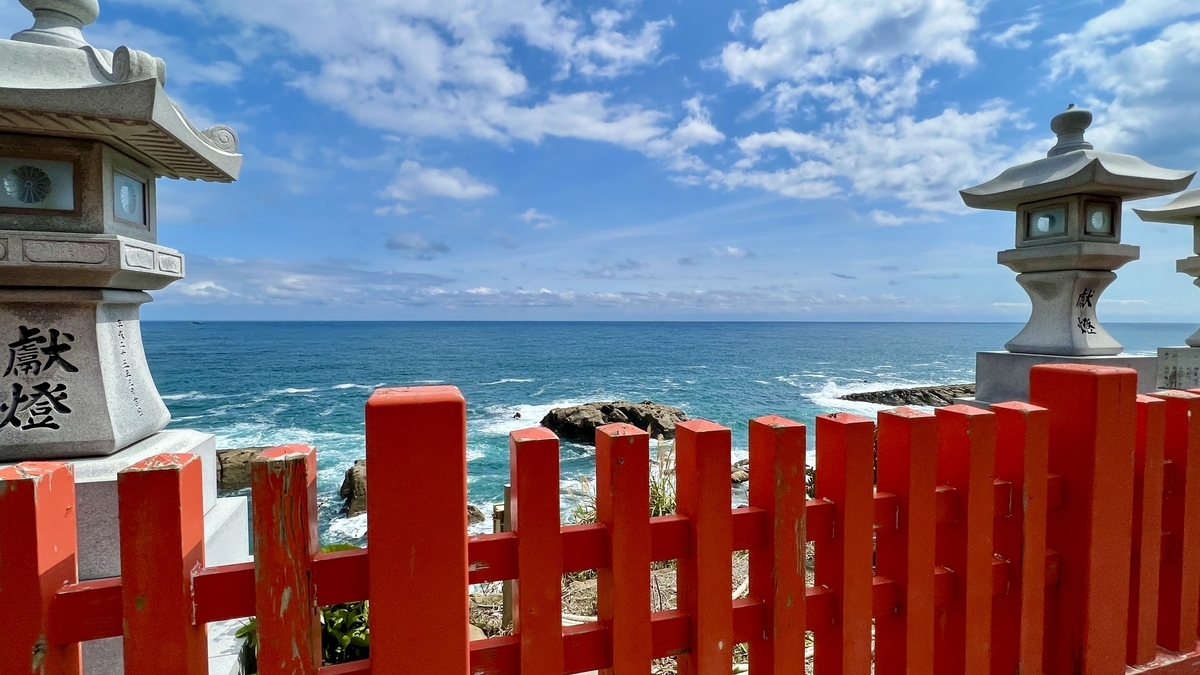 朱红色栅栏后面延伸到水平线的太平洋