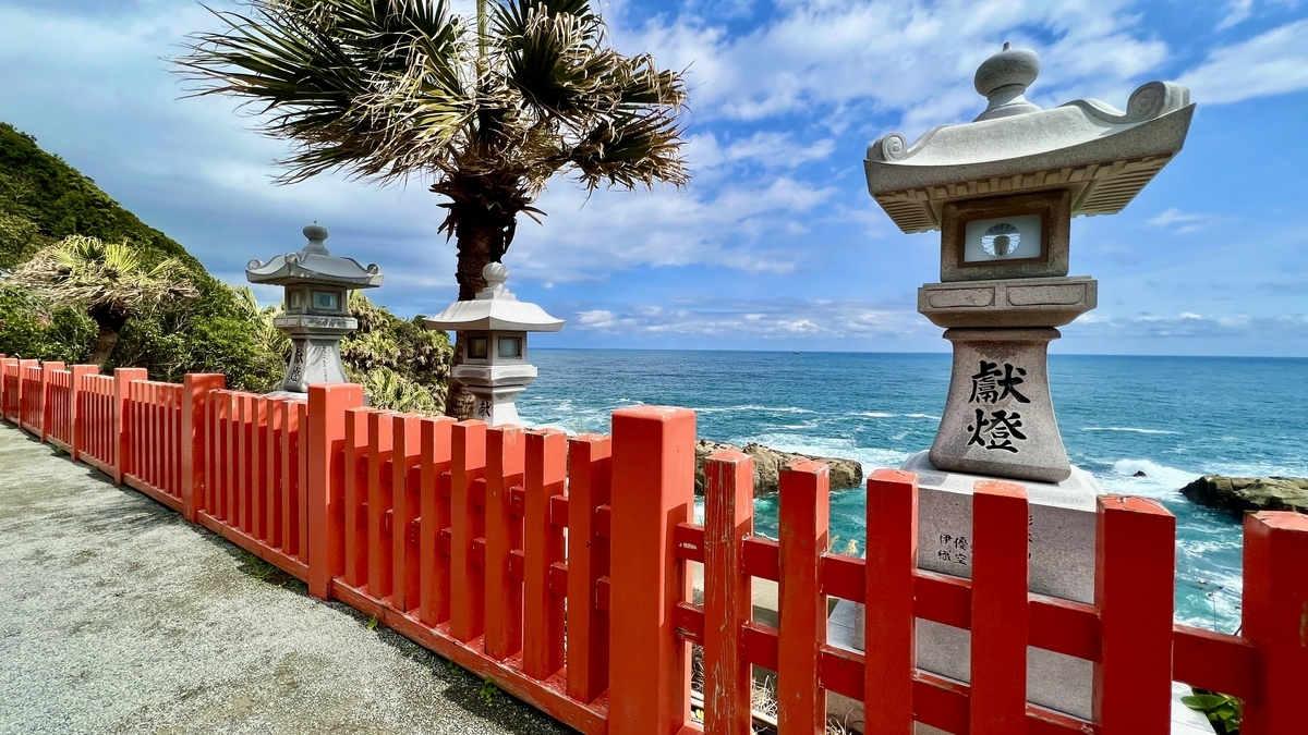 海边参道和红色栏杆延续的清爽风景