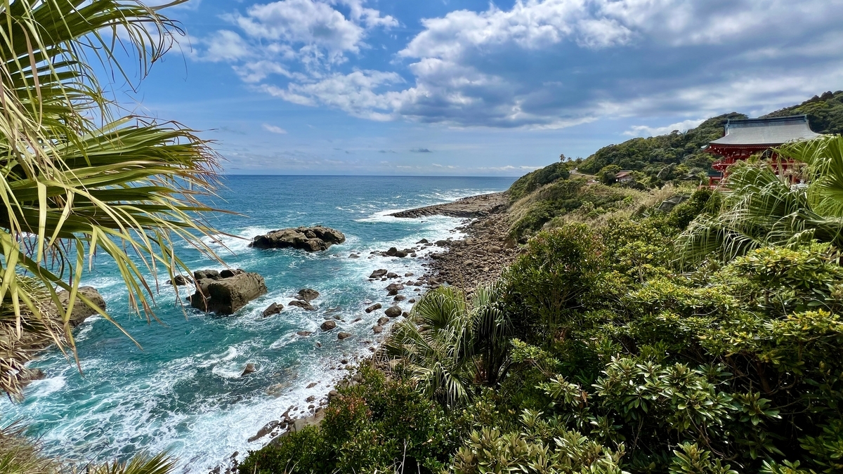 从参道眺望太平洋和绿色海岬的开阔景色