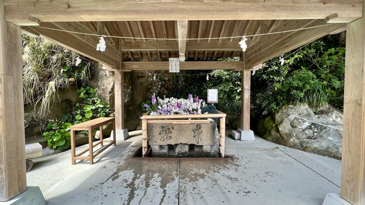 手水舎水盆和朱红色栏杆可见的参道景象