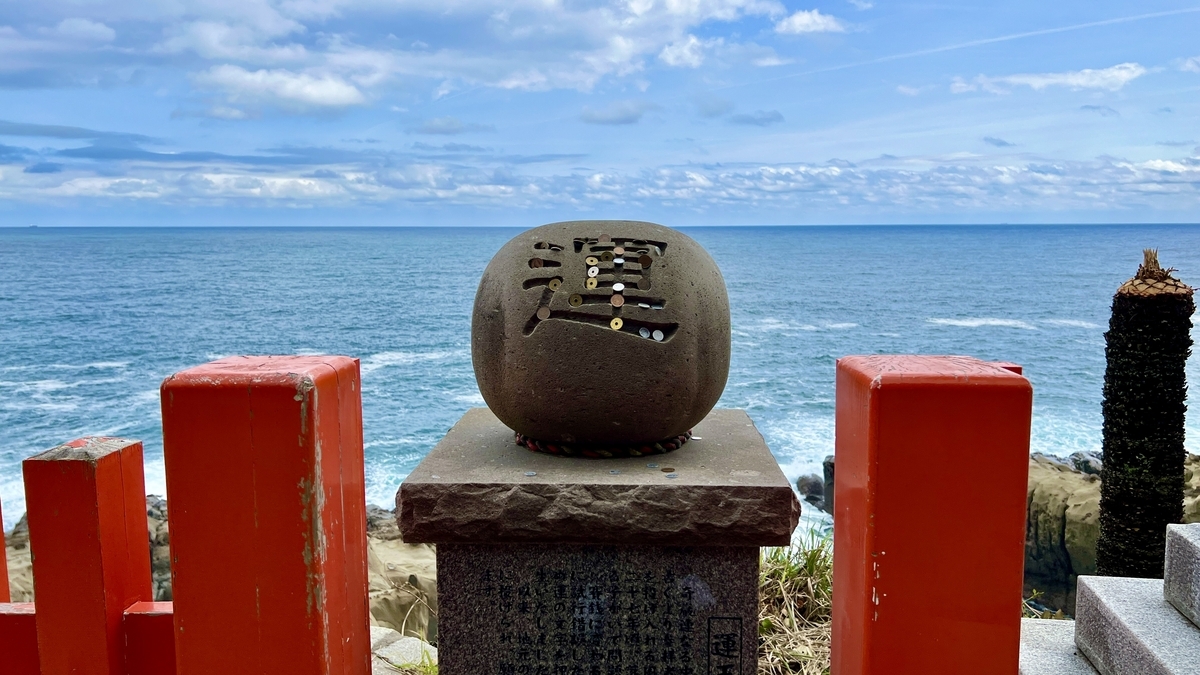 圆形石头纪念物矗立的海边参道景色