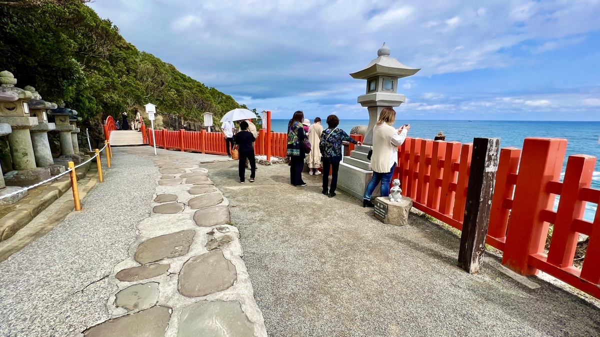 眺望太平洋的参道上参拜者行走的开阔风景