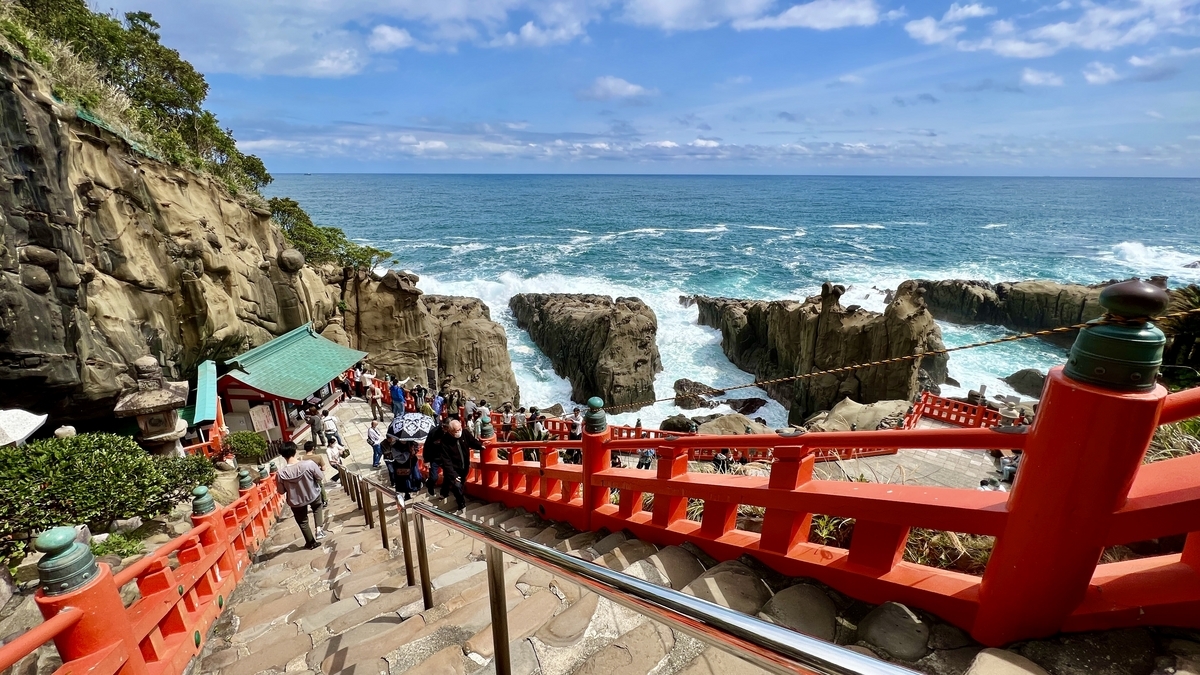 以悬崖和太平洋为背景通往本殿洞窟的参道石阶