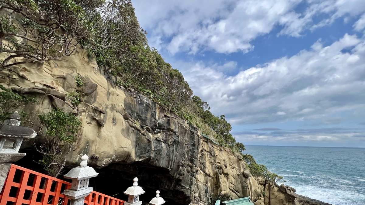 日向滩蓝色大海和沿岩壁延续的鹈戸神宫本殿洞窟附近景色