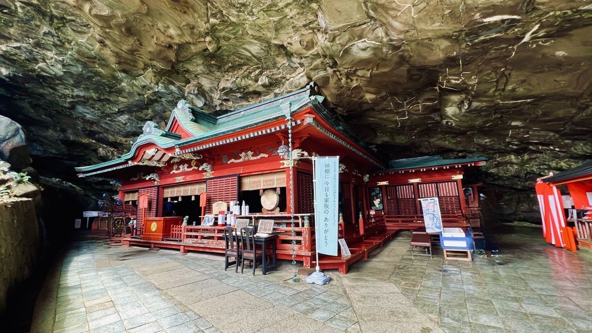 岩窟内建造的鹈戸神宫朱红色本殿全景
