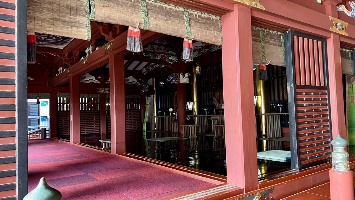 鹈戸神宫本殿拜殿内部和排列的香火钱箱参拜区域