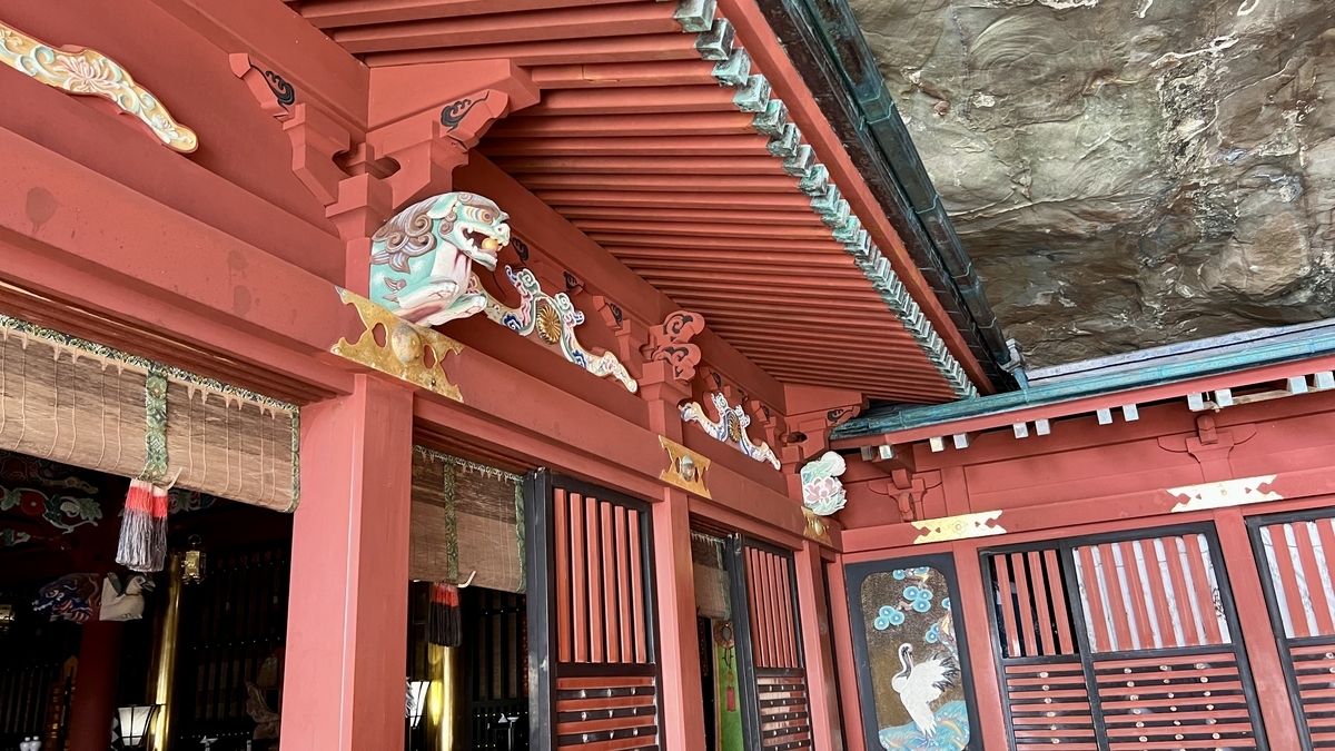 雕刻和装饰精美的鹈戸神宫本殿屋顶和柱子近景