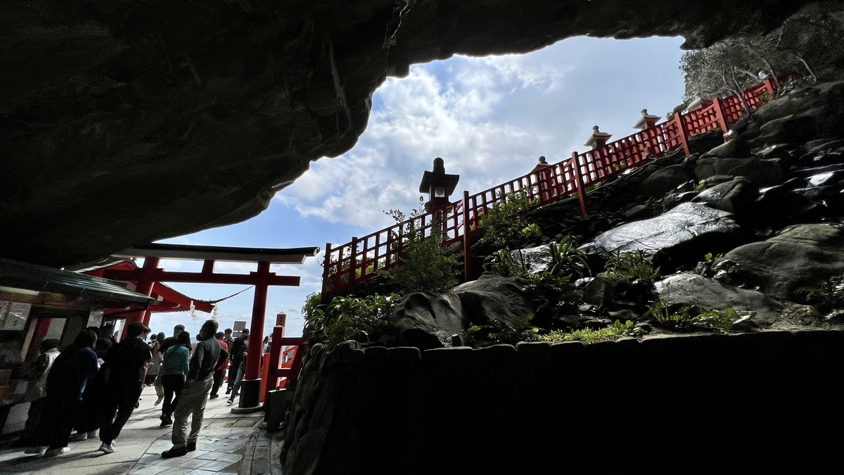 从洞窟内仰望石阶和石灯笼的鹈戸神宫神秘景象