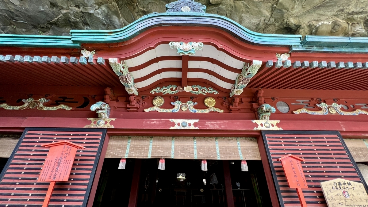 载有千木和�的木的鹈戸神宫本殿正面全景