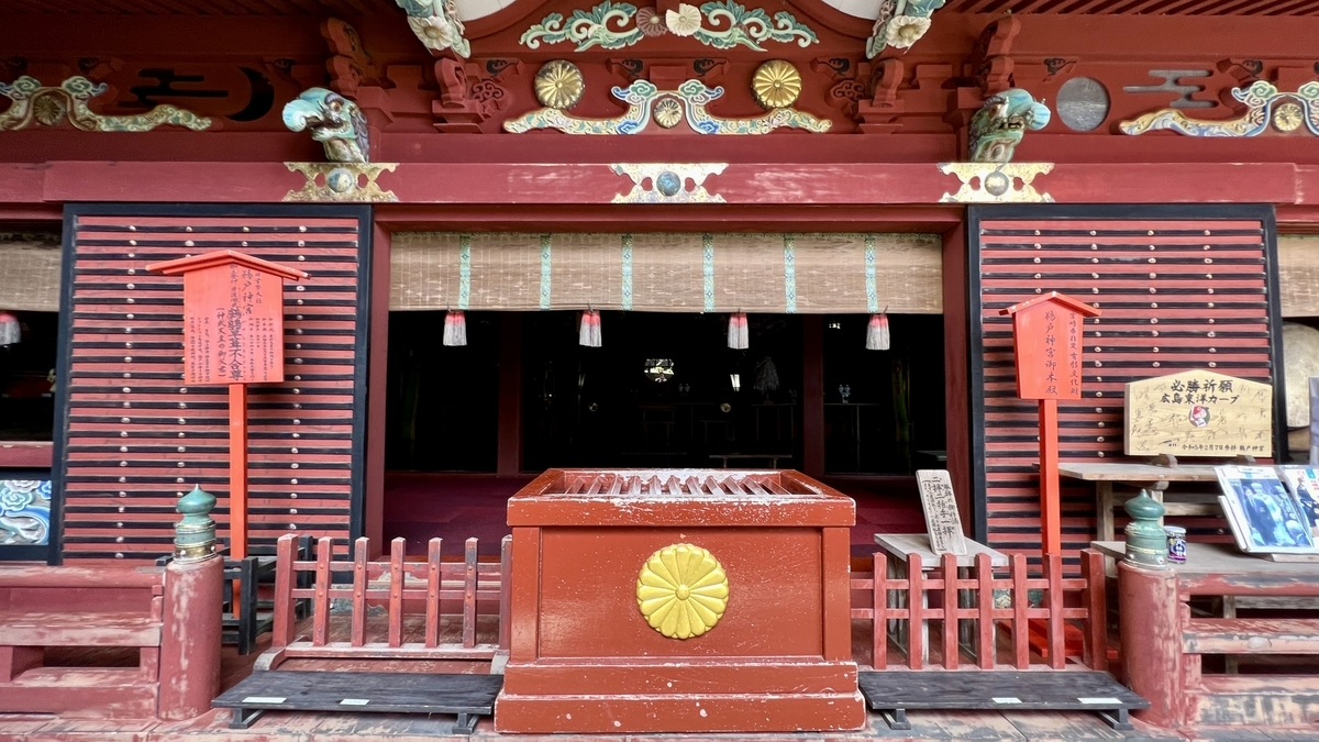 中央放置香火钱箱的鹈戸神宫本殿拜殿正面