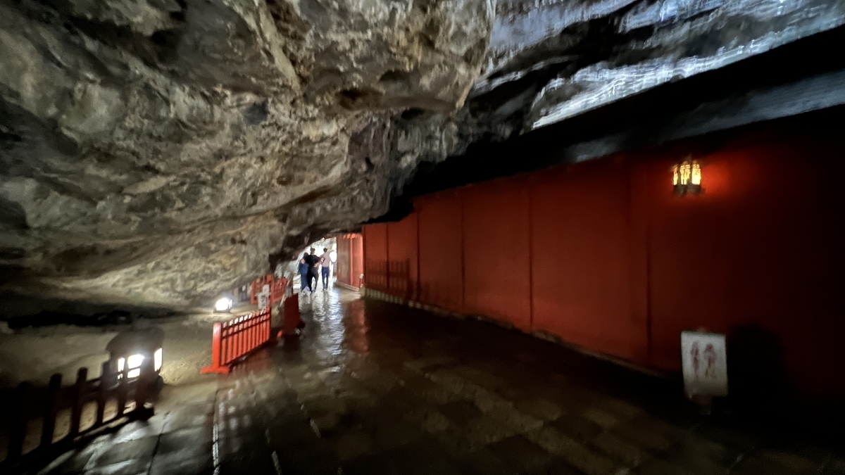 通往本殿后方的昏暗洞窟内参拜路线和朱红色墙壁