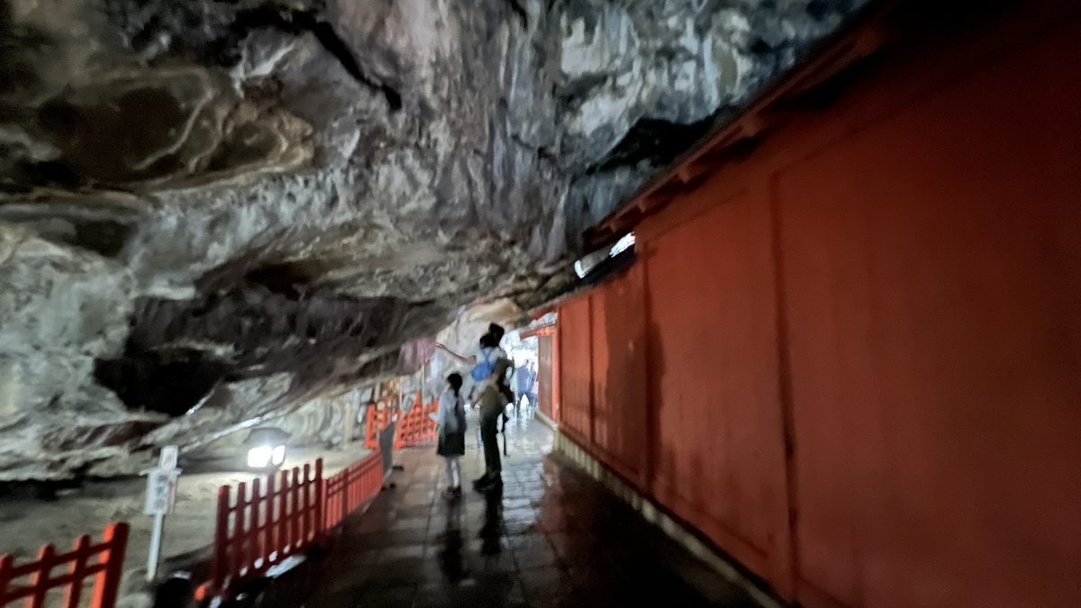 本殿后方洞窟内的乳岩和参拜者通道