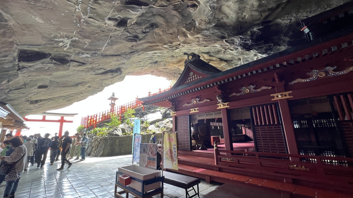 洞窟下方展开的鹈戸神宫本殿前参拜区域和朱红色栏杆