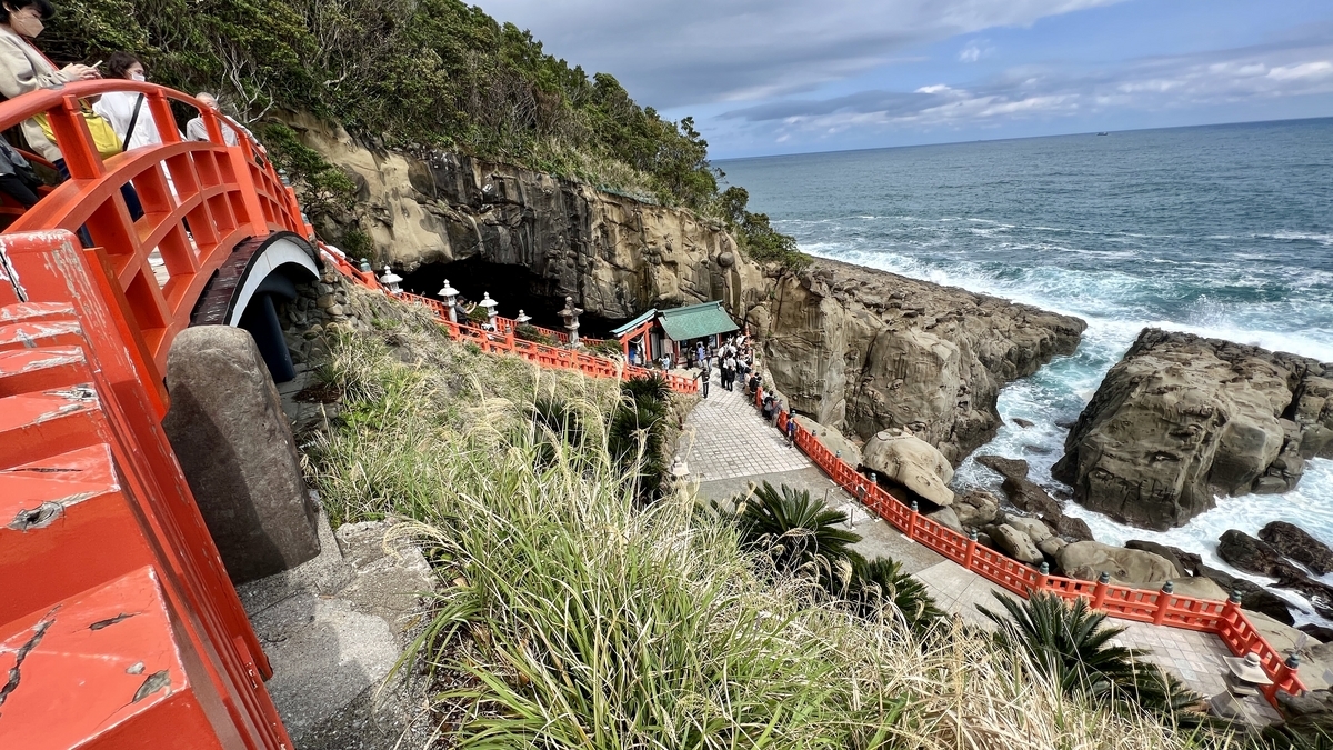 面向太平洋的悬崖上延续的朱红色栏杆和通往鹈戸神宫的石阶