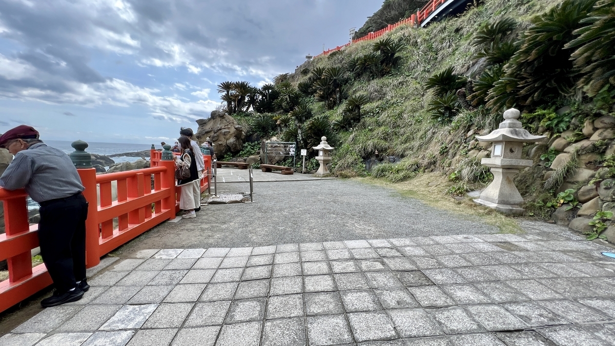 从广场眺望大海的参道和石板休息空间