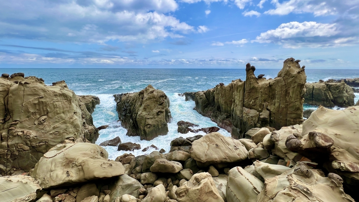 粗犷的岩石和白色浪花展开的太平洋海岸风景