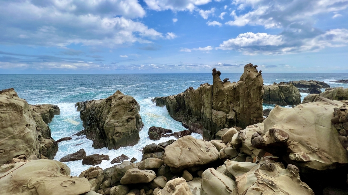 大小岩石连绵的海岸线和蓝天展开的鹈戸崎眺望