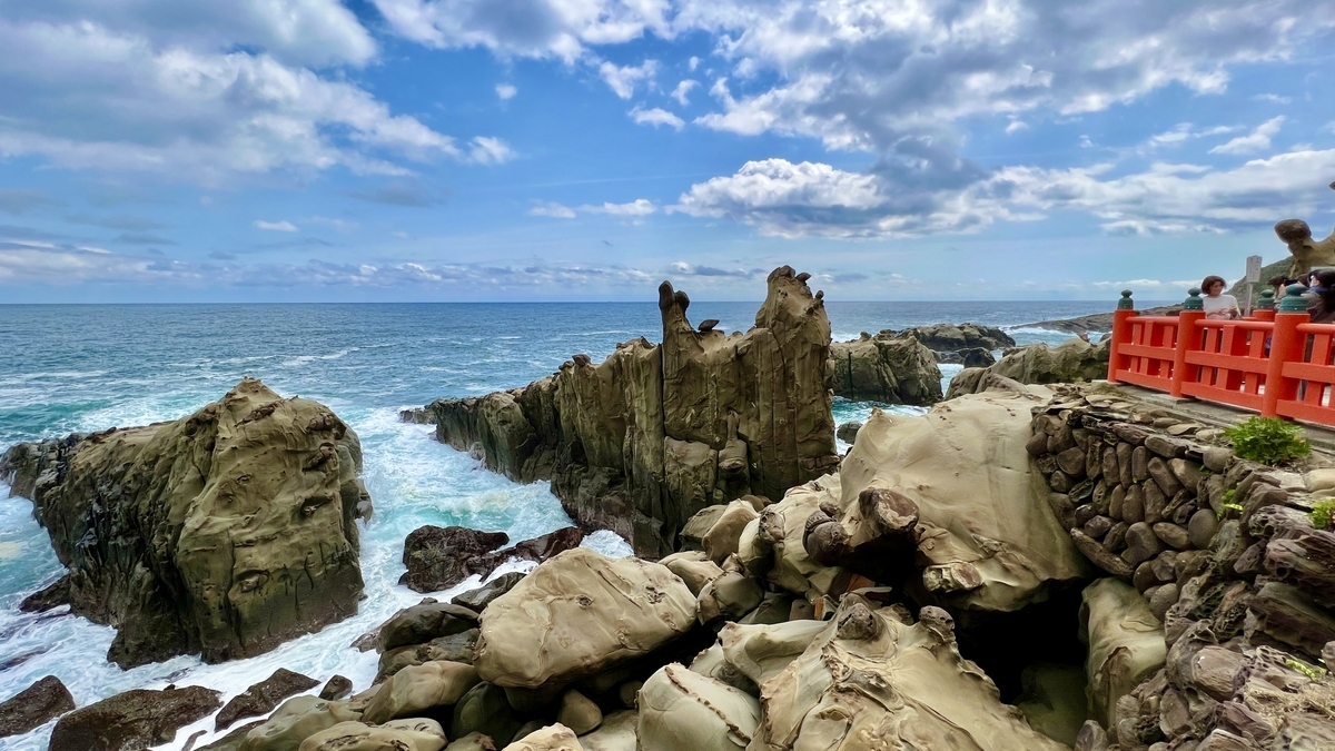 陡峭岩石和眺望太平洋的震撼景观