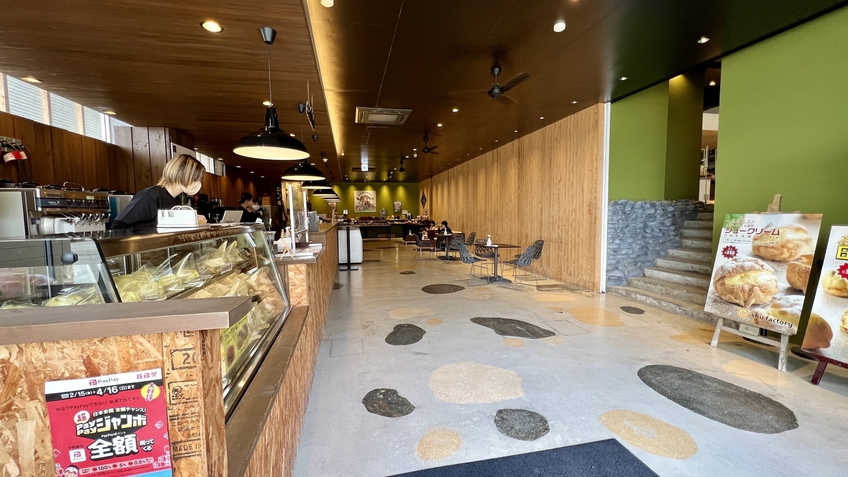 雨林咖啡厅三和庄店宽敞明亮的店内风景