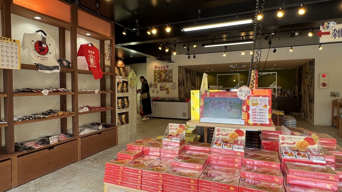 八的坂商店中央堆放的纪念品和陈列架