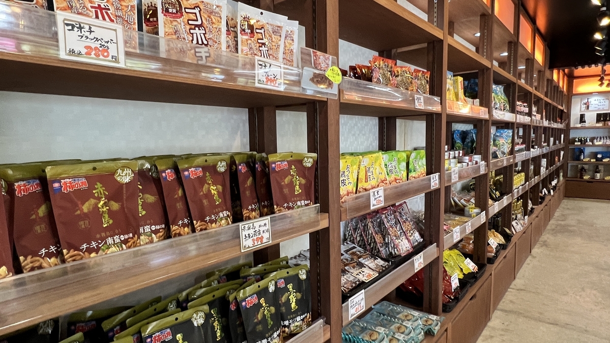 八的坂商店陈列架上的糕点和食品近景