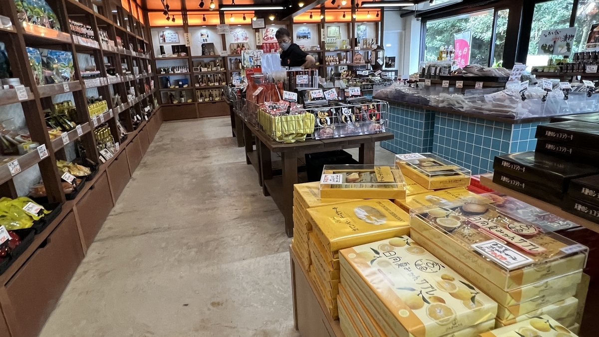 八的坂商店延伸到深处的纪念品卖场全景