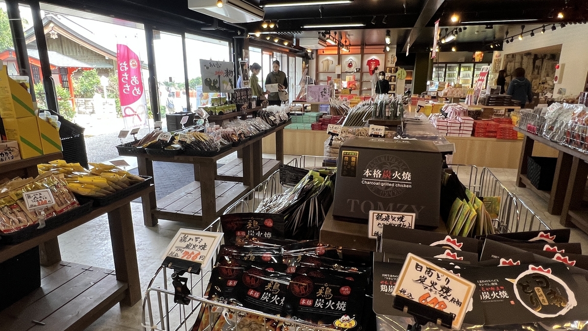 八的坂商店内众多商品和明亮店内