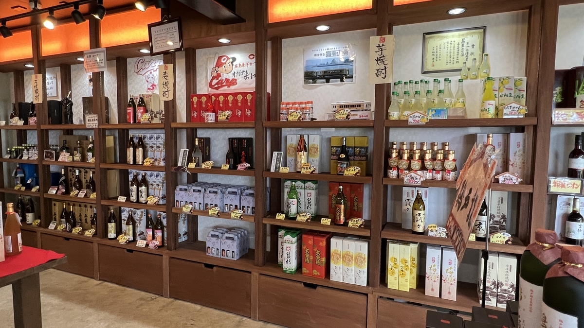 八的坂商店货架上的民艺品和特产