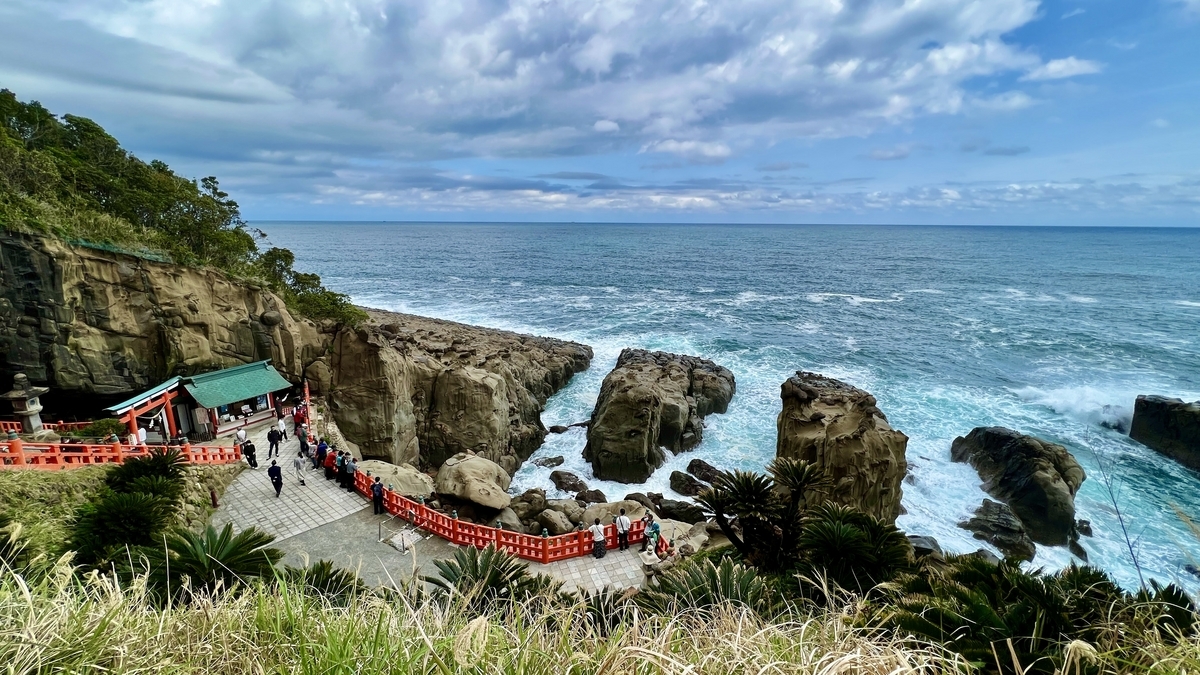 从高处眺望鹈戸神宫洞窟和太平洋的绝景