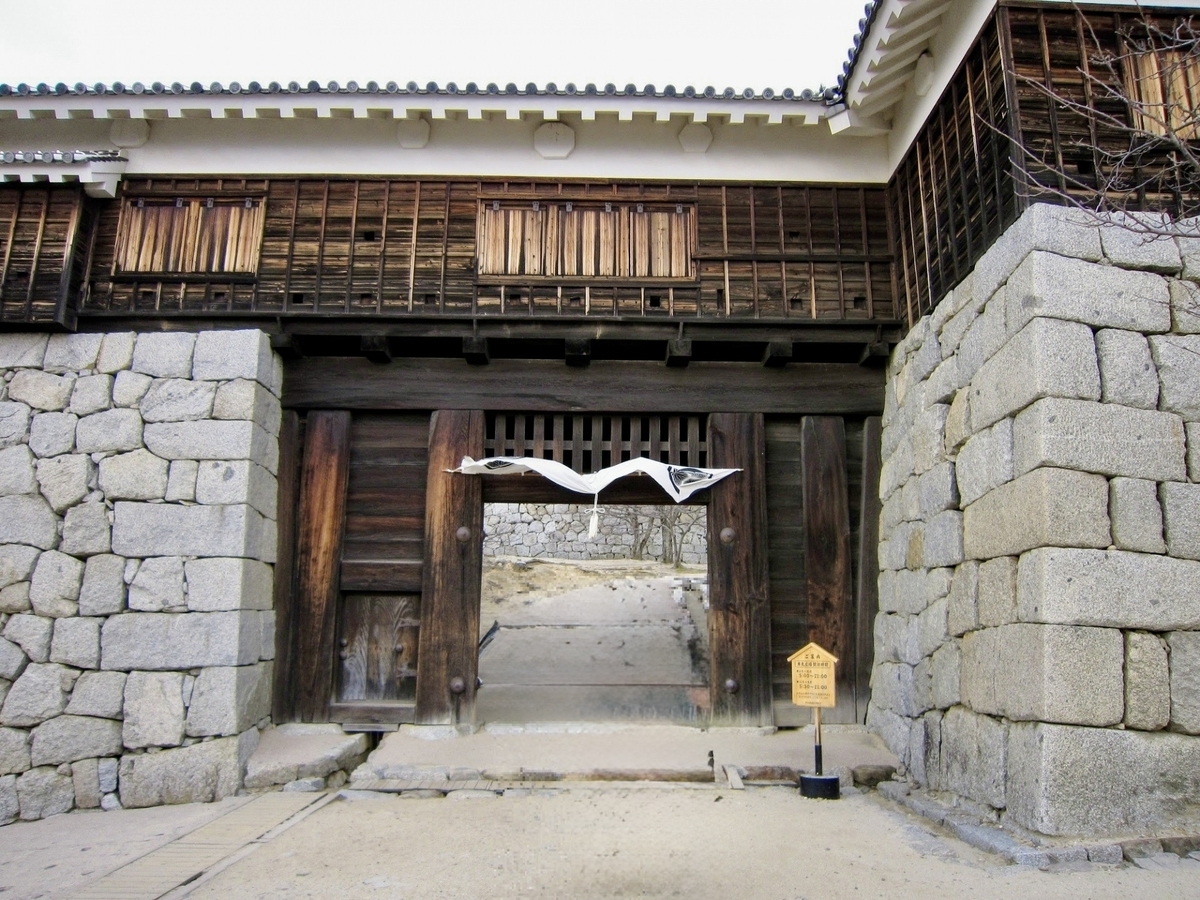 ประตูสึสึอิมง ที่ปราสาทมัตสึยามะ