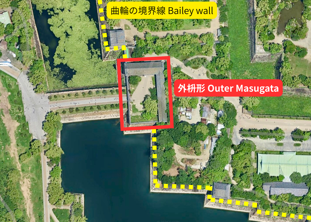 오사카 성 오테몬의 항공사진. 구루와 경계선에서 바깥쪽으로 마스가타가 돌출된 외마스가타 구조를 보여줌