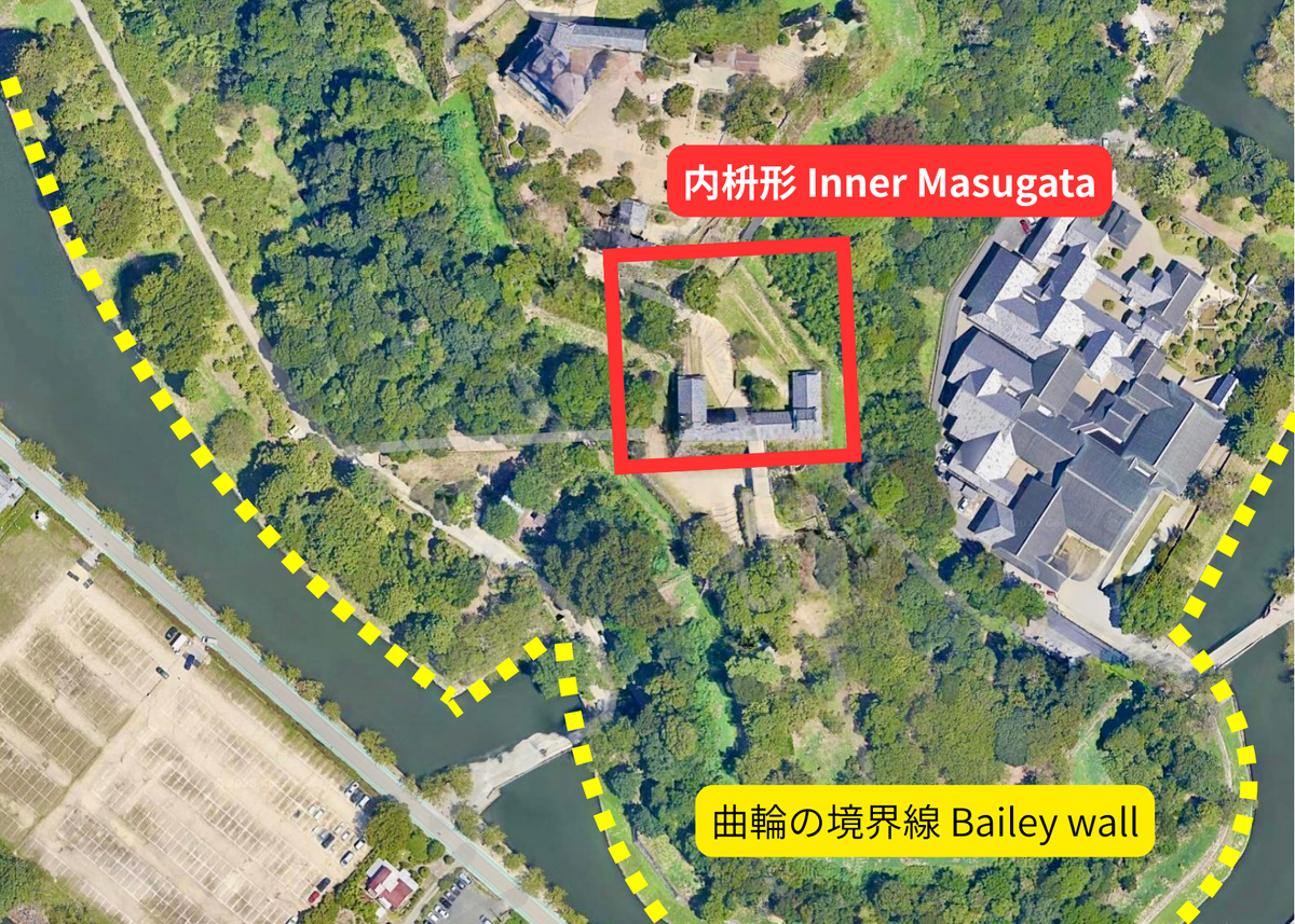 히코네 성 텐빈야구라 부근의 항공사진. 구루와 경계선 안쪽에 마스가타가 수용된 내마스가타 구조를 보여줌