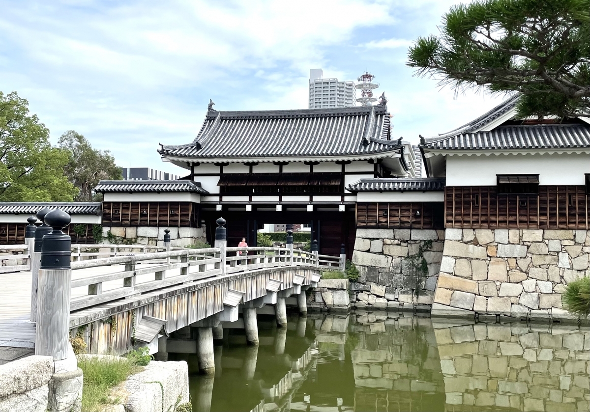 해자 위 목조 다리와 야구라몬이 보이는 히로시마 성 입구