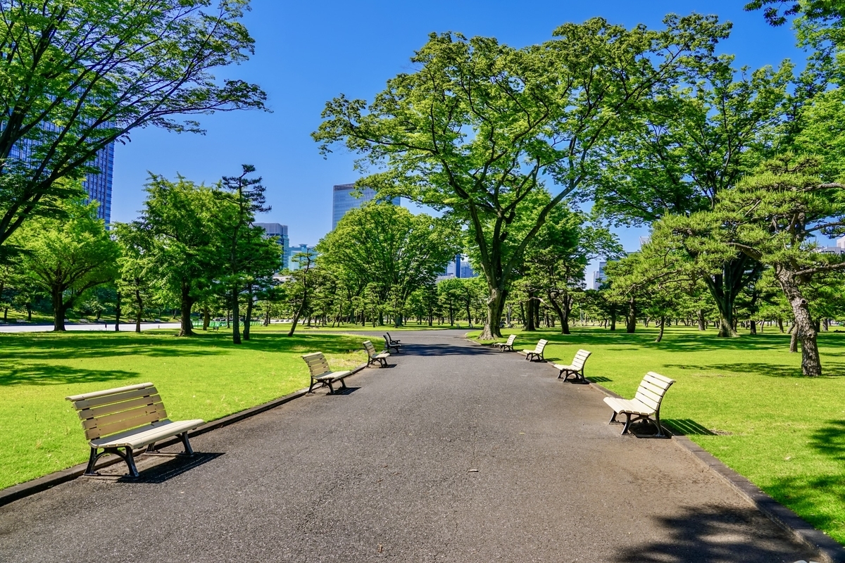 녹음이 풍부한 고쿄가이엔. 사쿠라다 문은 이 일각에 있음
