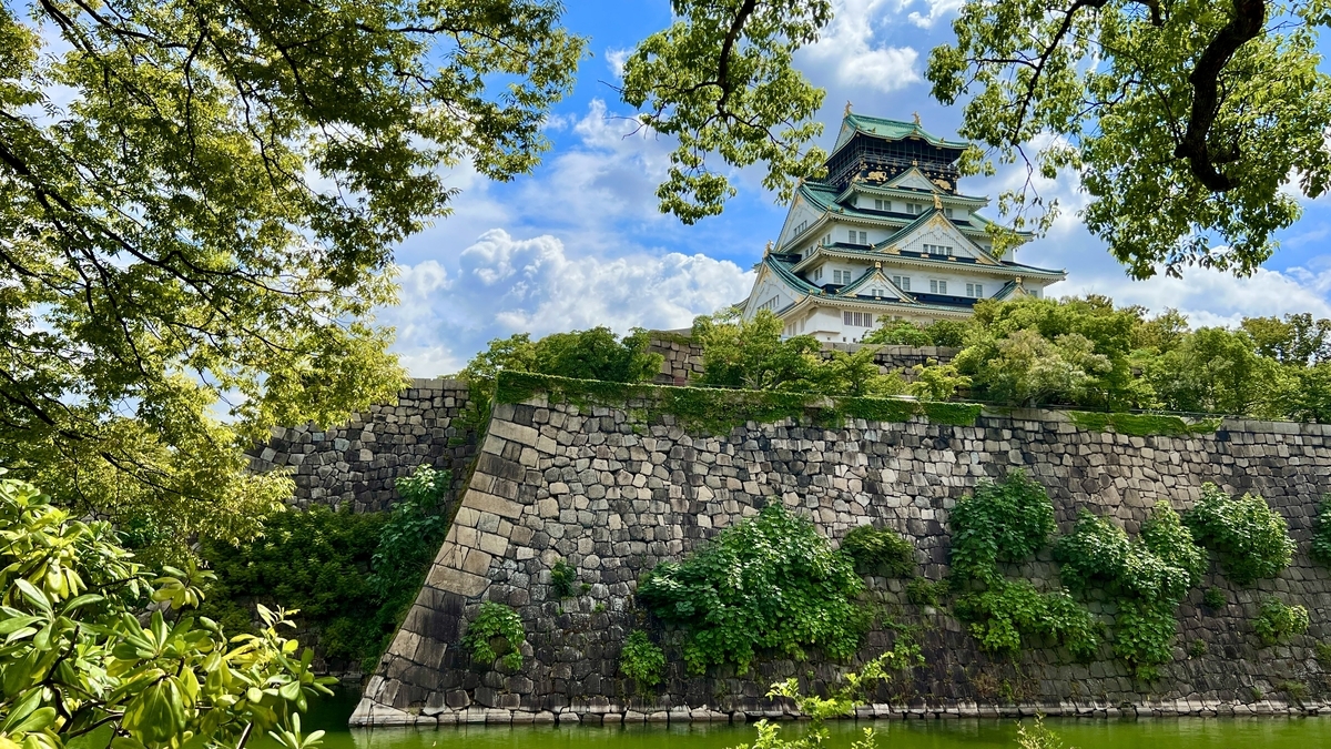 석벽과 해자에 둘러싸인 오사카 성 천수각