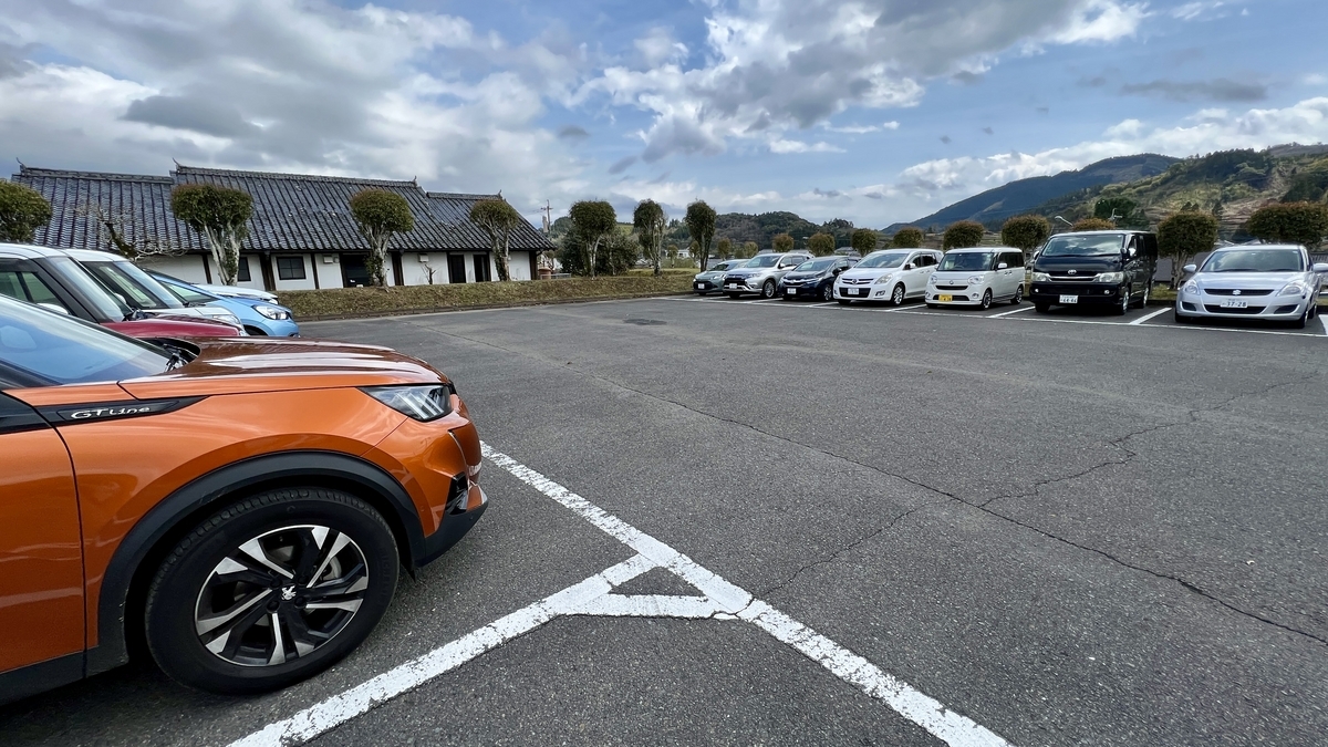 ที่จอดรถใกล้ทางเข้าที่จอดรถนักท่องเที่ยวโอบิพร้อมรถจอด